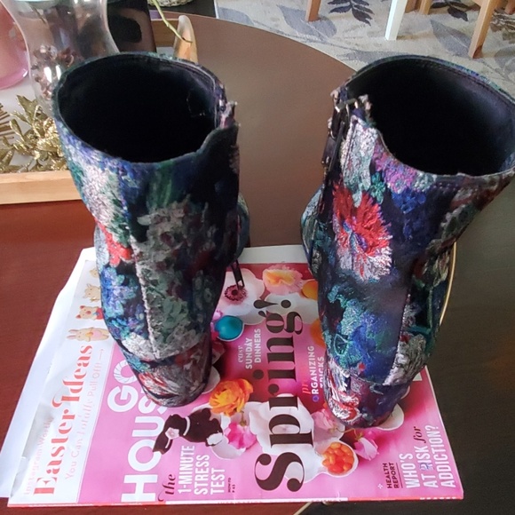 Stylish booties - Picture 2 of 5